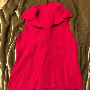 Red collar, slightly cropped tee